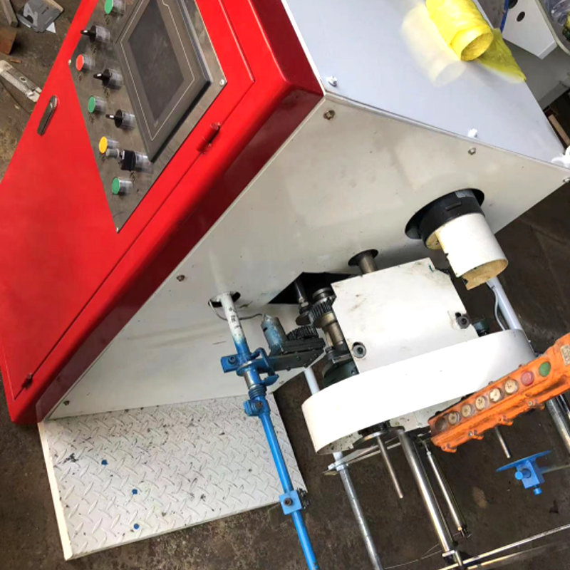 Máquina de fabricación de bolsas de basura plegable